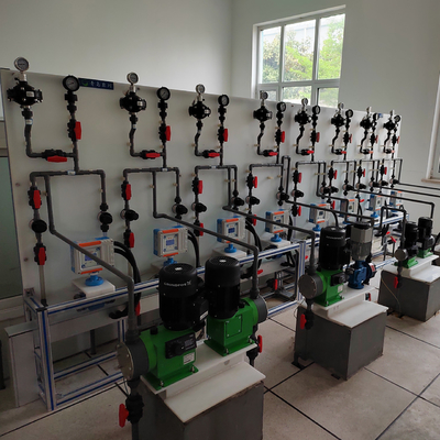 Capacidad de carga entre 20 y 250 kg Sistema integrado de dosificación de polvo químico para el tratamiento del agua